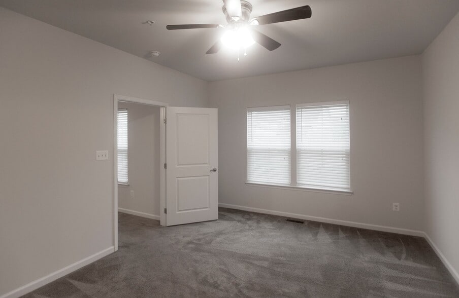 Building Photo - 771 Ravenwood Dr