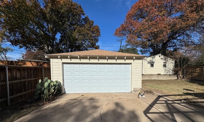 Building Photo - 2261 Springhill Dr