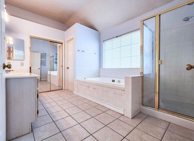 Building Photo - 3708 Racquet Ct