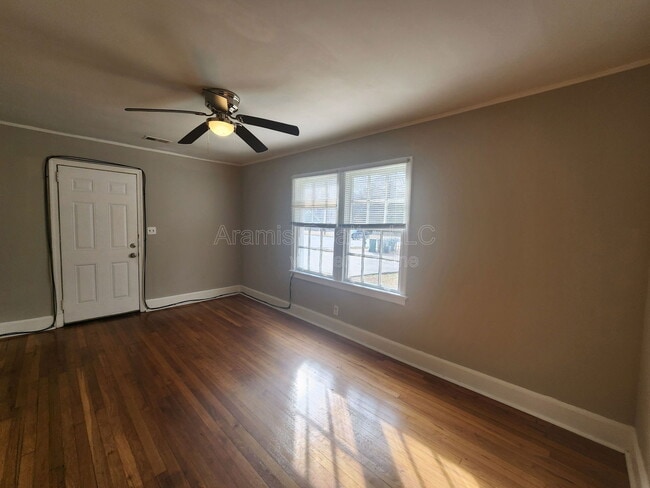 Building Photo - 802 N Park St