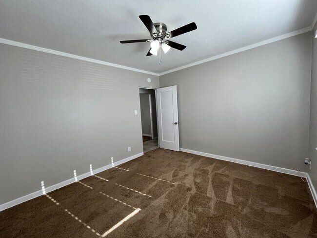 Building Photo - LARGE 1 BEDROOM 1 BATH UPSTAIRS UNIT READY...