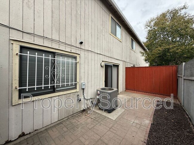 Building Photo - 2717 Janna Ave
