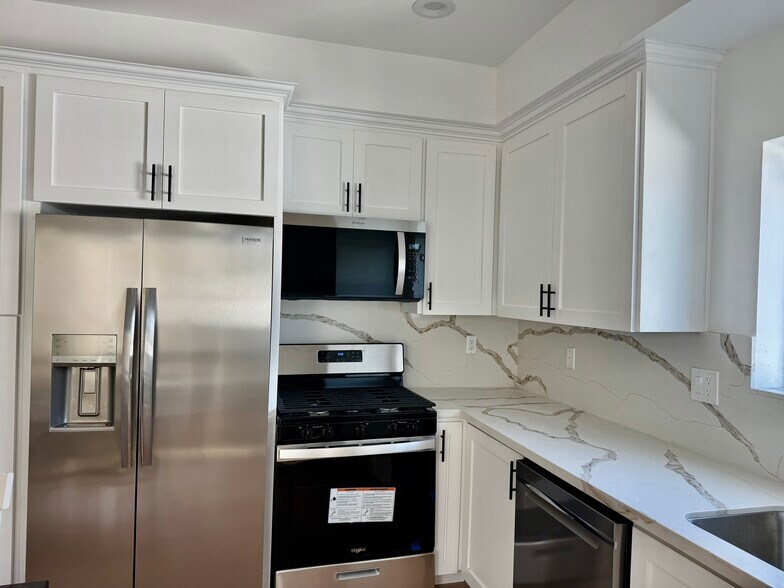 Building Photo - 2681 Pomeroy Ave