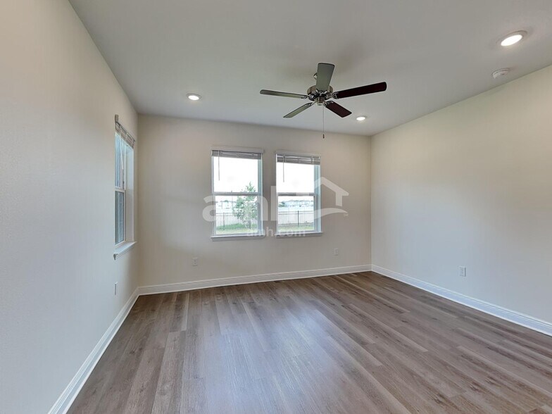 Building Photo - 5955 Pinewood Ests Dr