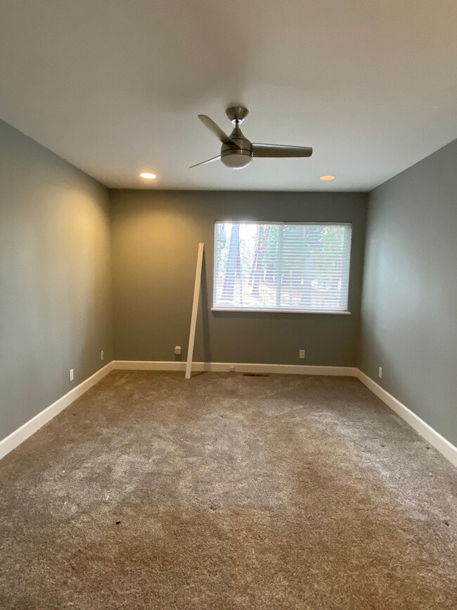 Building Photo - 12609 Oak Cir