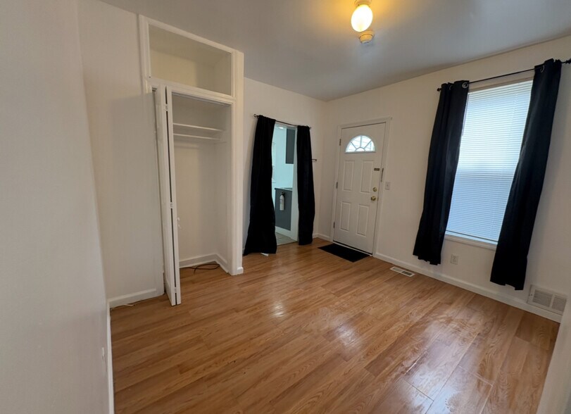 main room - 537 Schiller Ave