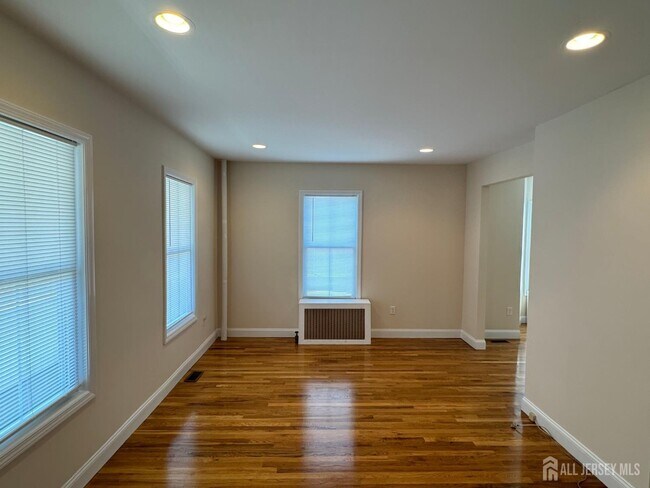 Building Photo - 150 George St