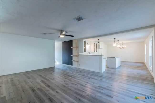 Building Photo - 4013 Valley View Dr