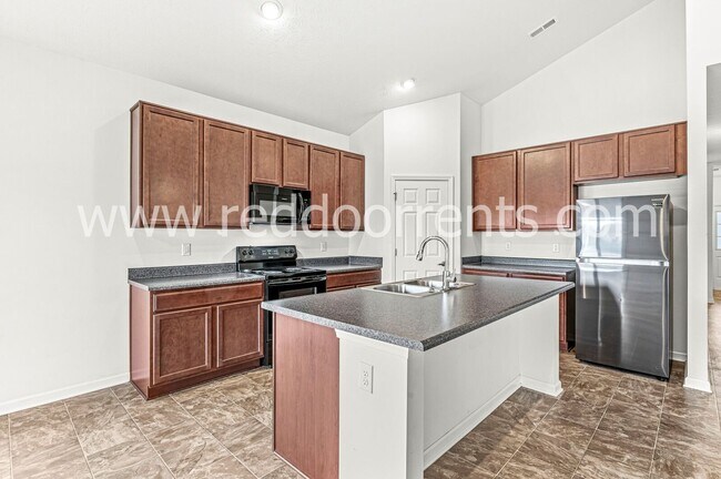 Building Photo - Family-Friendly Fortville Living