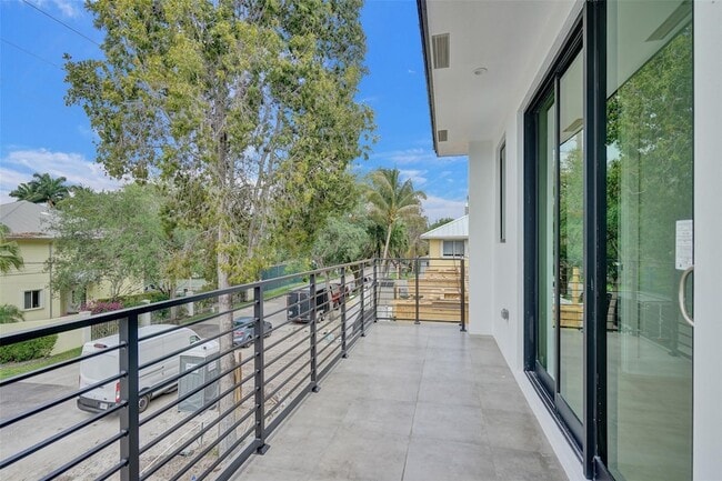 Building Photo - 606 SW 7th Ave