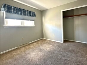 Building Photo - 406 Sharr Ave