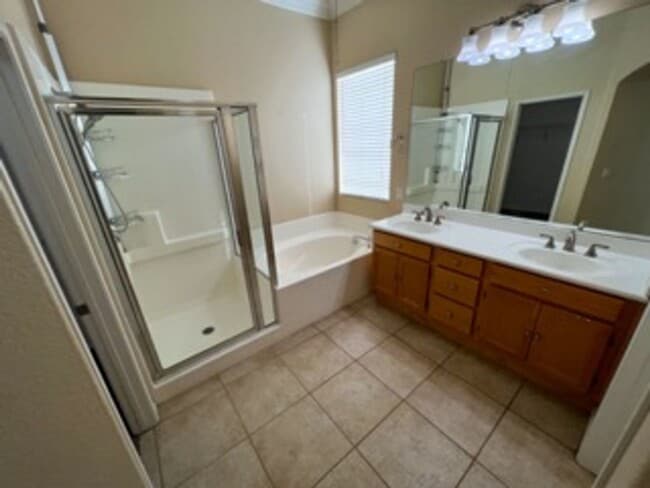 Building Photo - Stunning 2 bedroom Single-Story Home on Me...