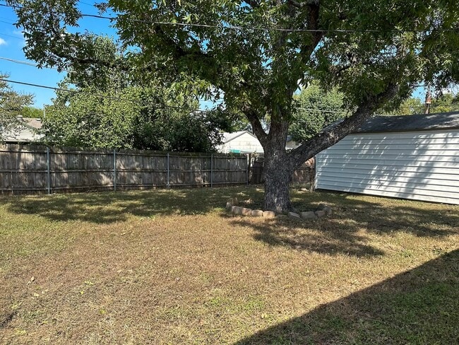 Building Photo - 2 Bed / 1 Bath / Detached Garage