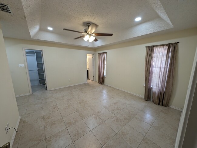 Building Photo - 2213 Lake View Dr