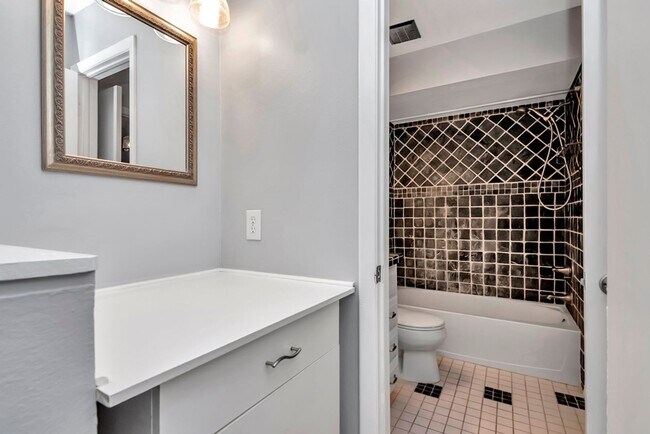 Building Photo - South Tampa 2 Bedroom w/ Office 2 Bathroom Townhome