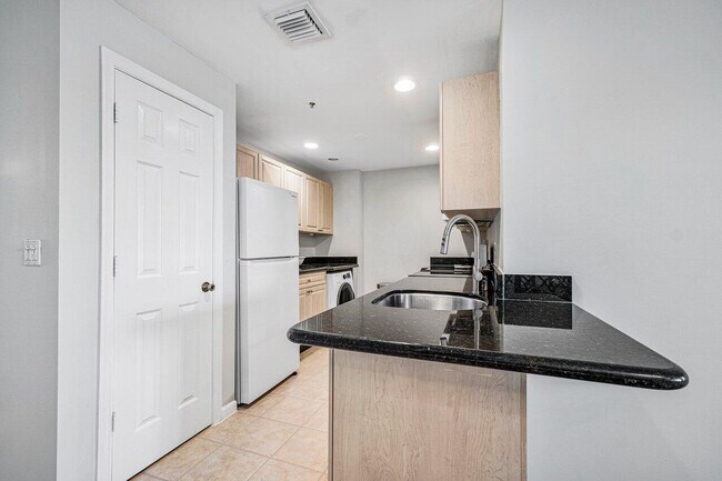 Building Photo - 2040 Greenview Shores Blvd