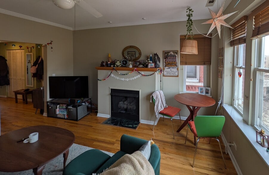 Building Photo - 1307 W North Shore Ave