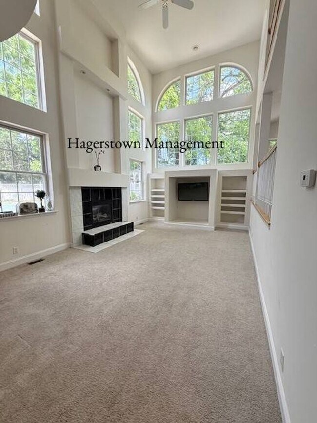 Building Photo - Luxury Home in Woodbridge
