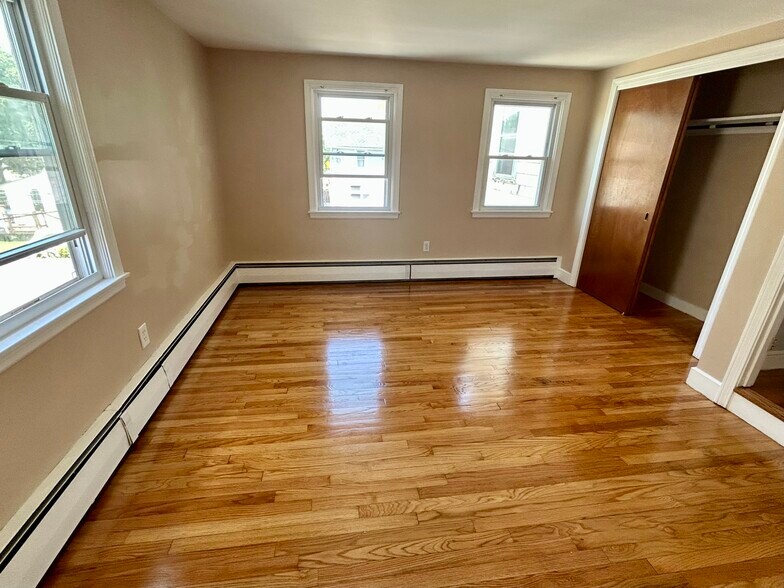 Building Photo - 146 Main St