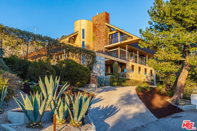 Building Photo - 3900 Villa Costera