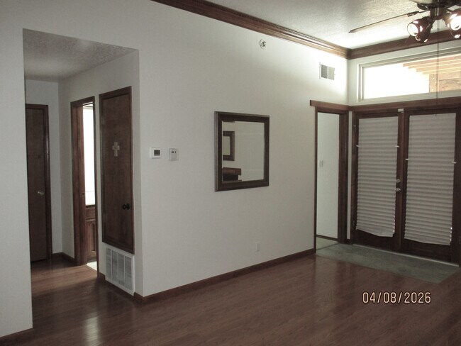 Building Photo - 10409 Camino Del Oso NE