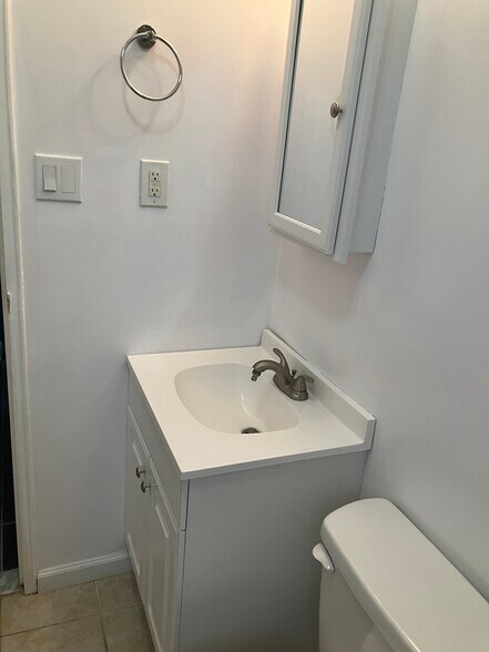 Building Photo - 33 Osage Ct