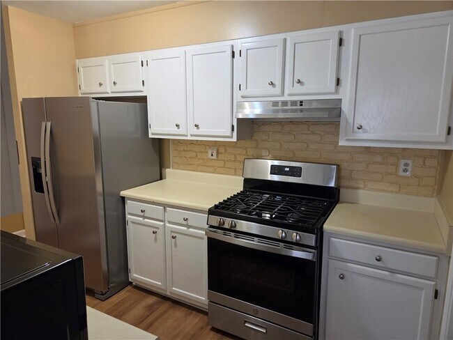 Building Photo - 5595 Wells Cir