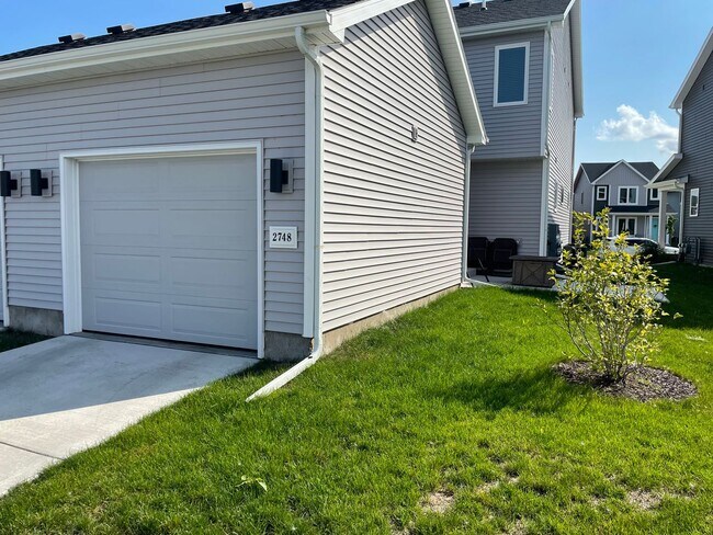 Building Photo - Newly built 2 bed / 2.5 bath townhouse in ...
