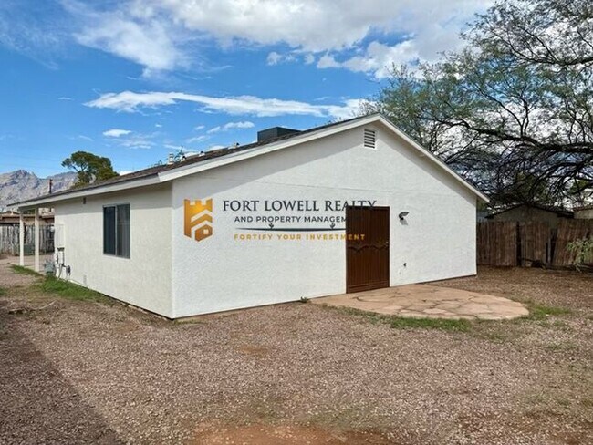 Building Photo - Charming three bedroom - two bathroom GREA...