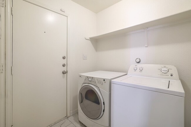 Building Photo - 1019 Leeds Castle Walk