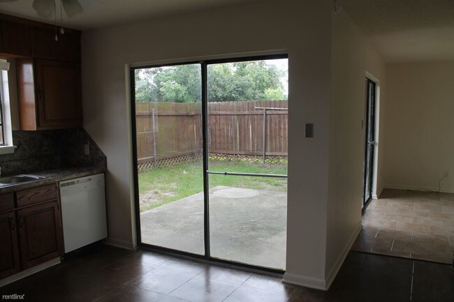Building Photo - 2 br, 1.5 bath 4plex - 635 Esplanade St Apt 4