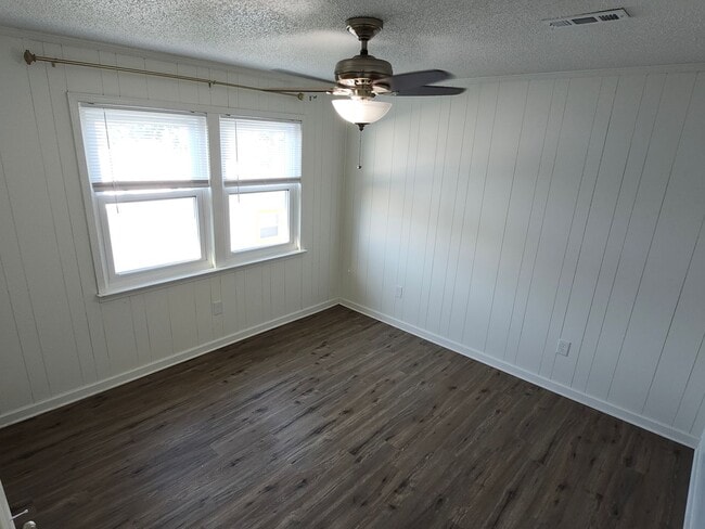Building Photo - Newly Renovated 2 bedroom, 1 bathroom Apartment on Panama City Beach