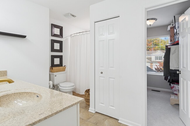 Building Photo - 34W685 Roosevelt Ave