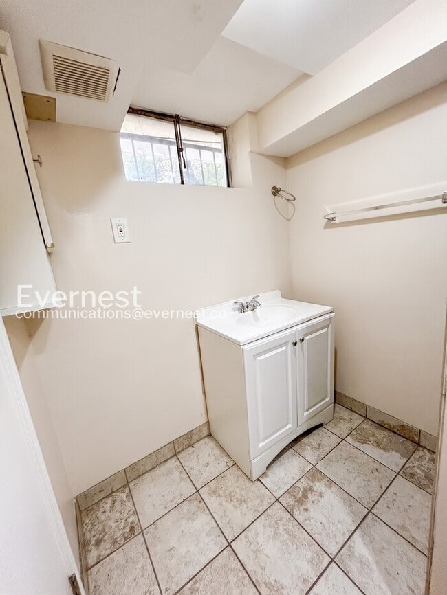 Building Photo - Charming 3-Bedroom Home with Central A/C and Carport Parking / 3 beds 1 bath / Available now!