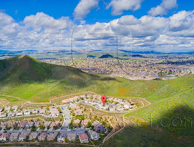 Building Photo - Expansive Five-Bedroom Retreat with Stunning Outdoor Living at Heather Ridge