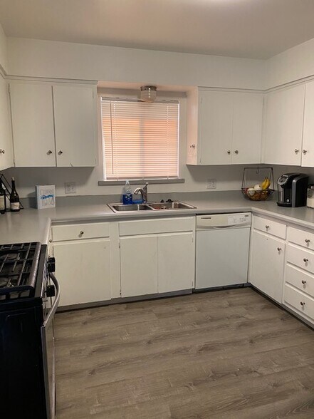 Building Photo - 1940 Yale St