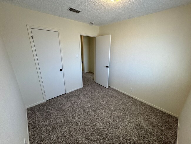 Building Photo - 2305 Lazy Ridge Dr