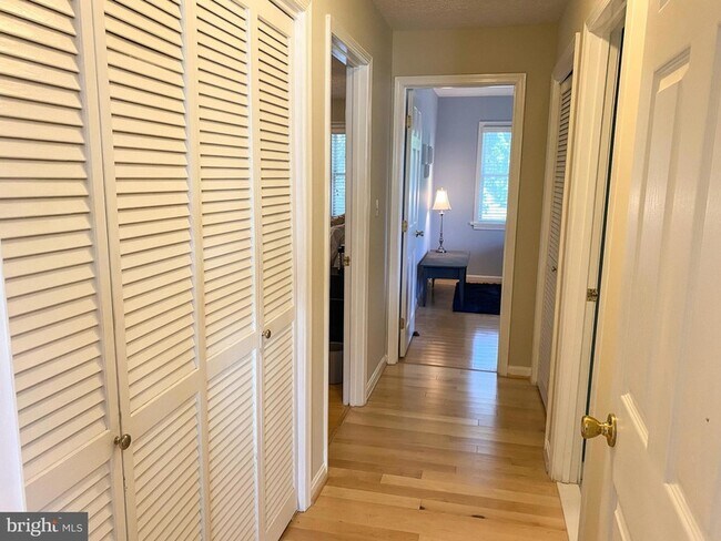 Building Photo - 122 W Bay View Dr