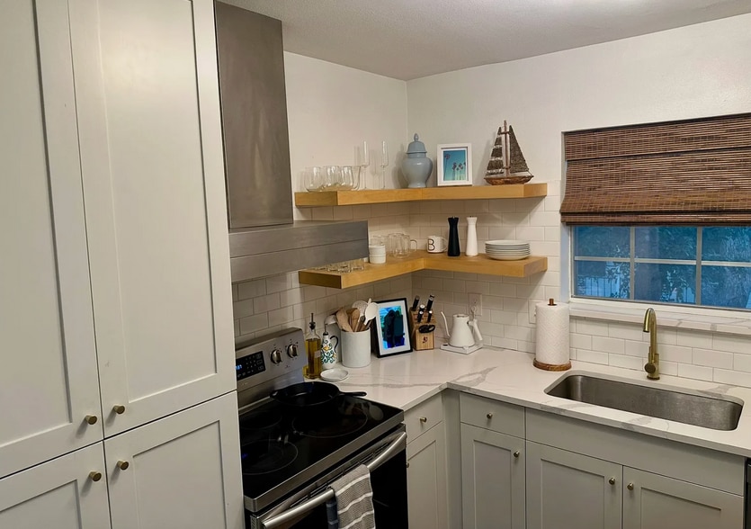 Kitchen - 5818 E University Blvd