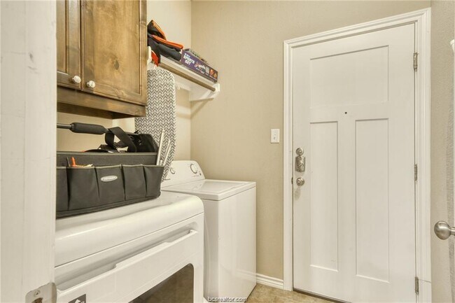 Building Photo - 3114 Claremont Dr