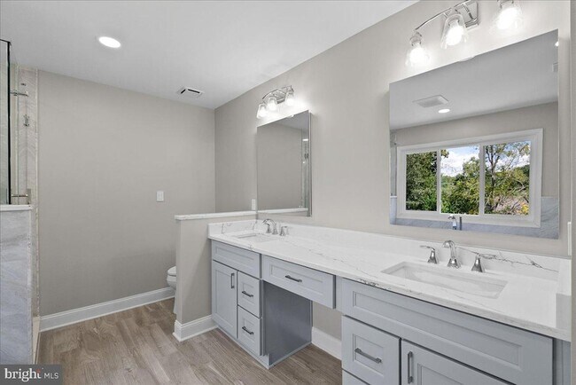 Building Photo - 8608 Oak Brook Ln