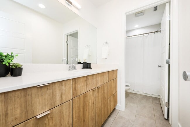 Building Photo - 305 Deer Path Lp