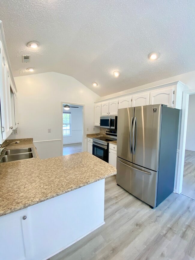 Building Photo - 2560 Nicholson Dr
