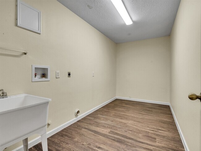 Building Photo - 1814 Oak Valley Dr