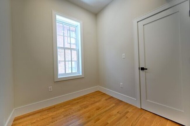 Building Photo - Newly Renovated 2 bed in Bay Village.... Steps away from Chinatown