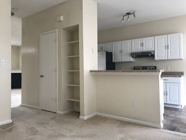 Building Photo - End Unit Townhouse in Virginia Beach