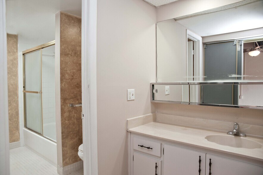 Building Photo - 19216 NE 25th Ave