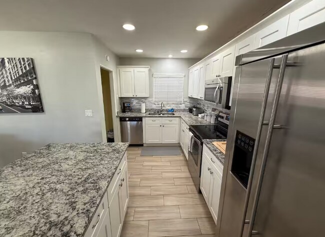 Building Photo - Spacious 2 Bed / 2 Bath Main-Floor Home in Phoenix, AZ