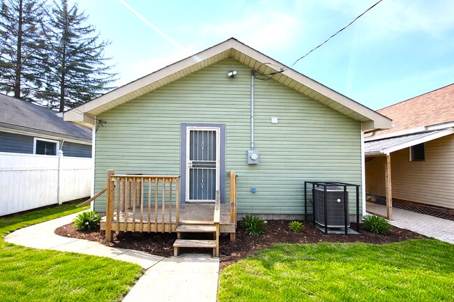 Building Photo - 2133 White Ave