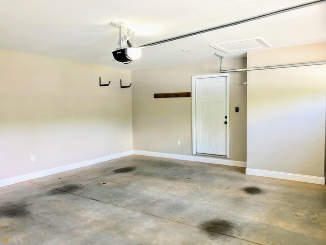Building Photo - 261 Brookwoods Ln